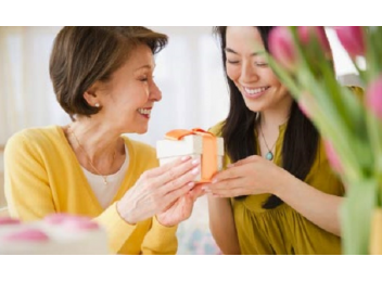 Cách chọn quà phù hợp cho phụ nữ tuổi trung niên